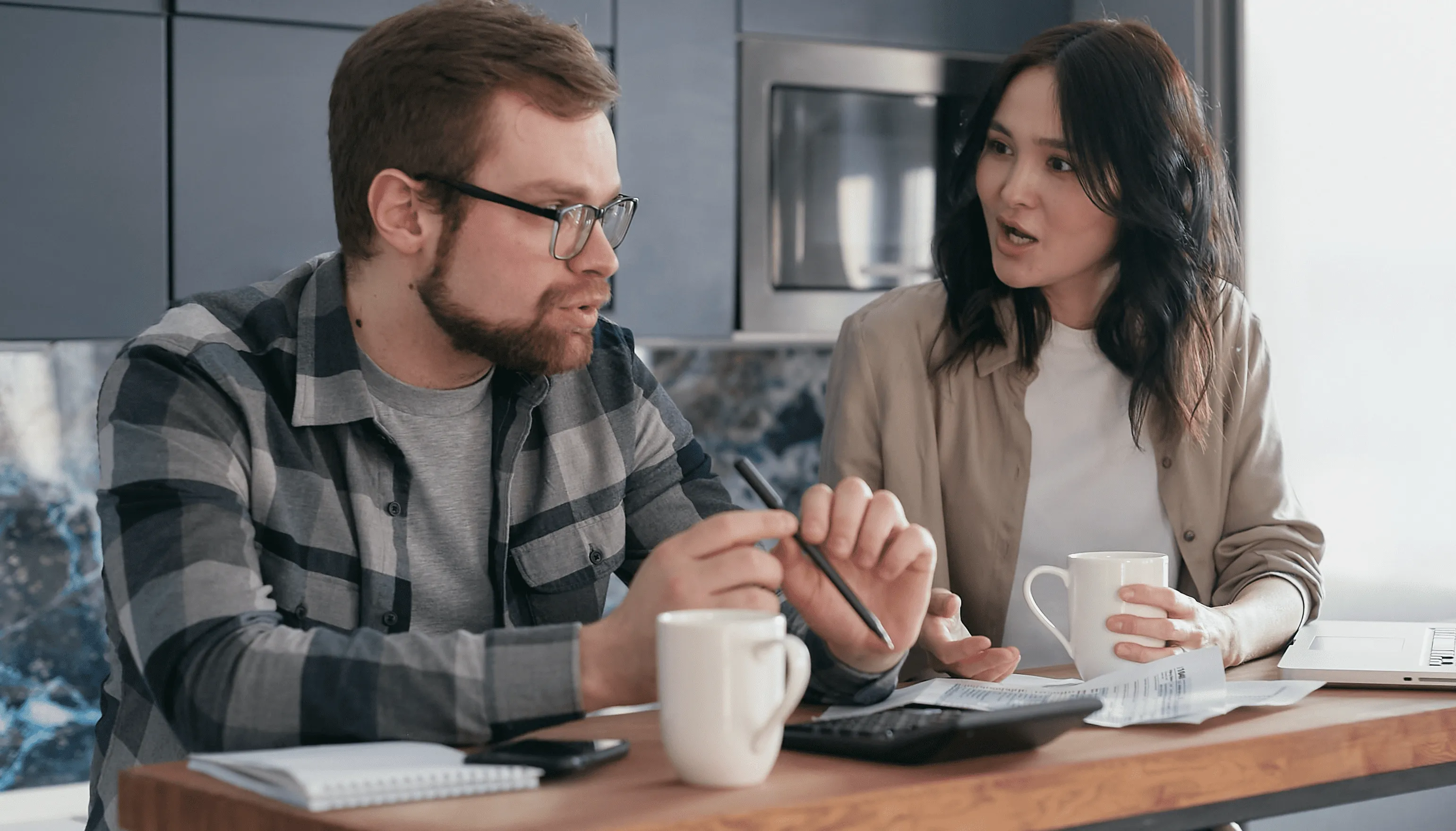 pareja discutiendo dentro de casa