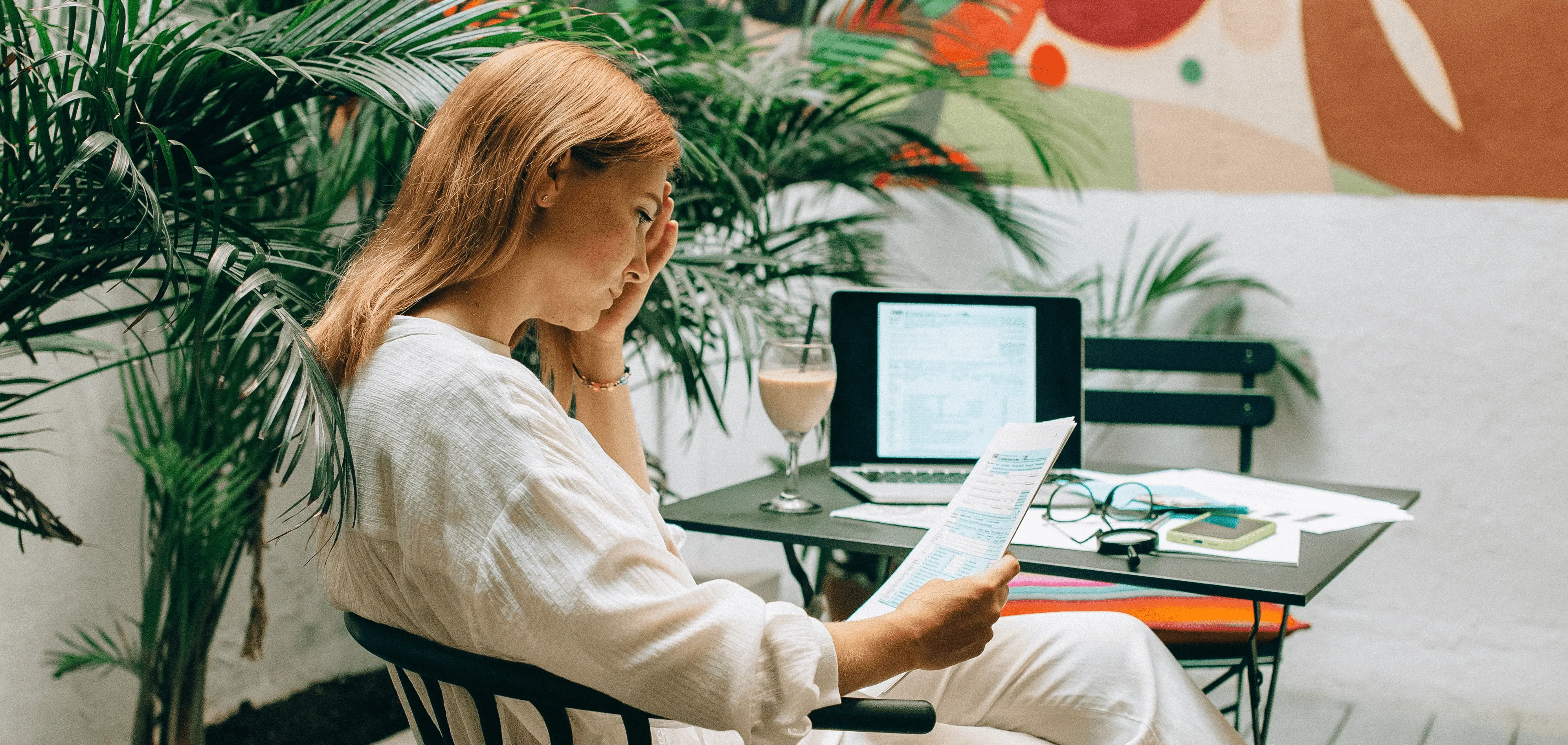 chica sentada leyendo un papel