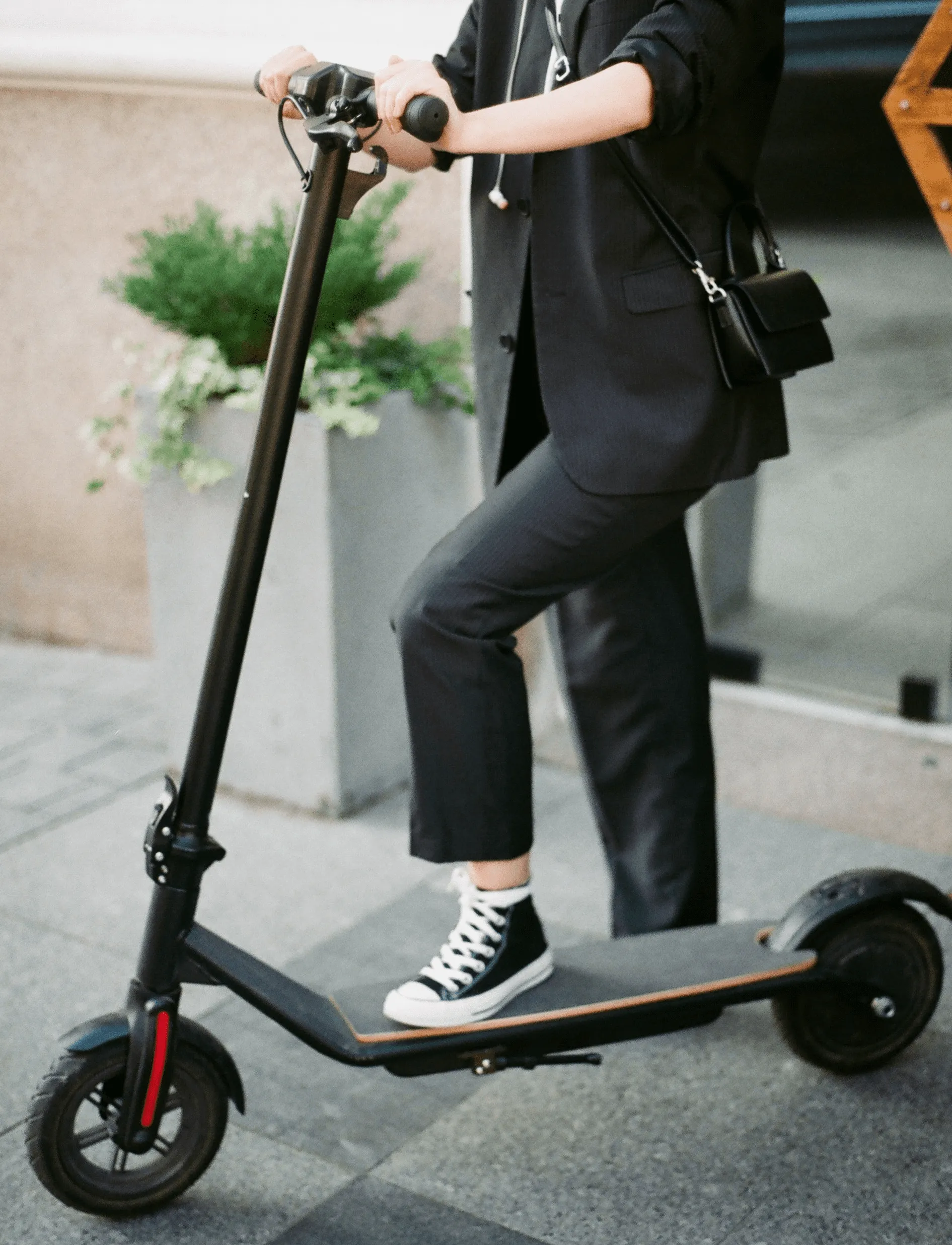 chica con patinete eléctrico de color negro