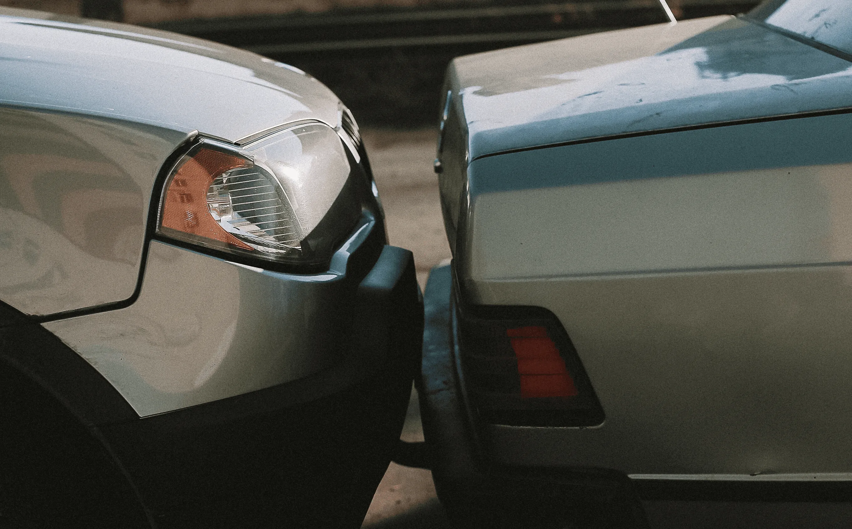 coche frontal con dos coches