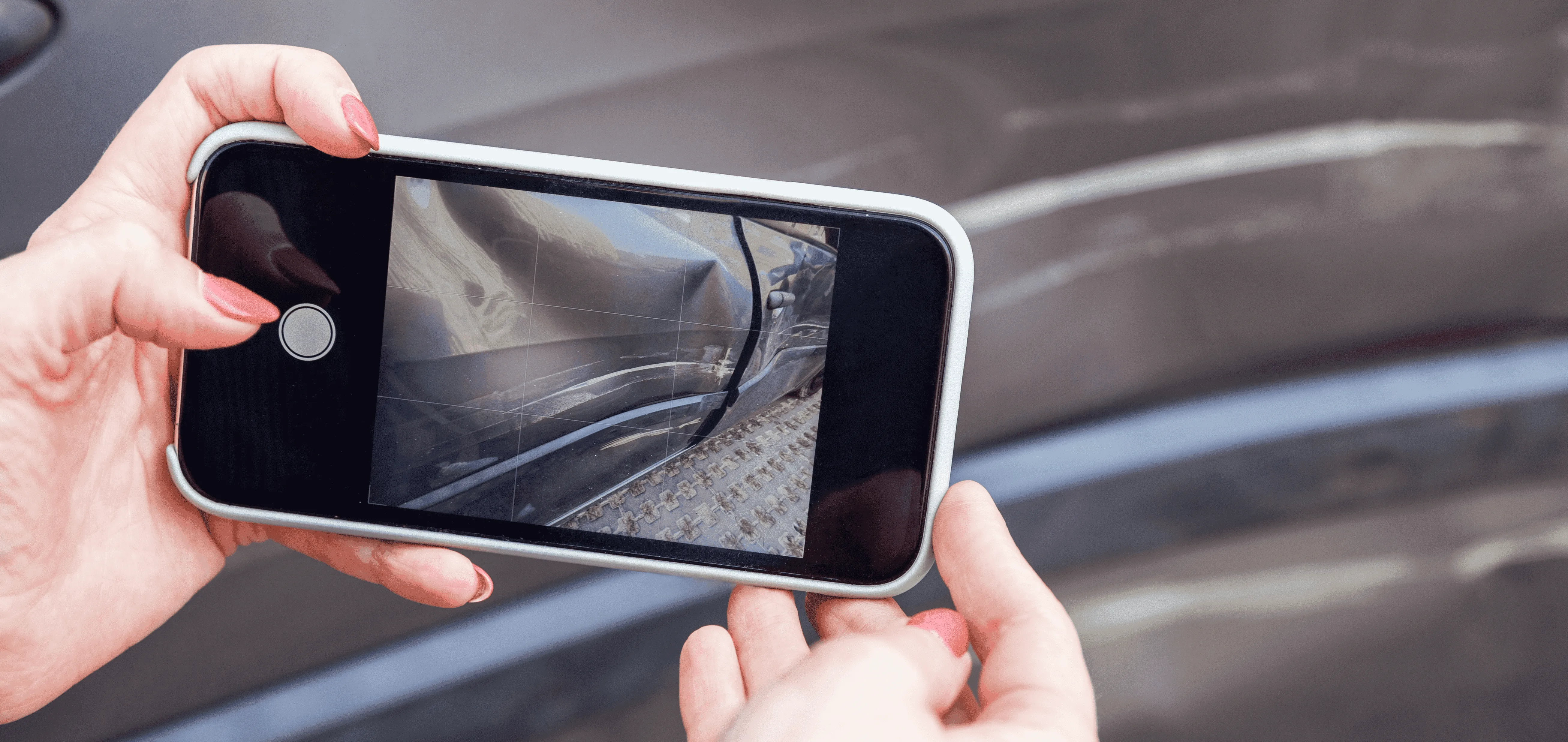 móvil haciendo foto a coche abollado 