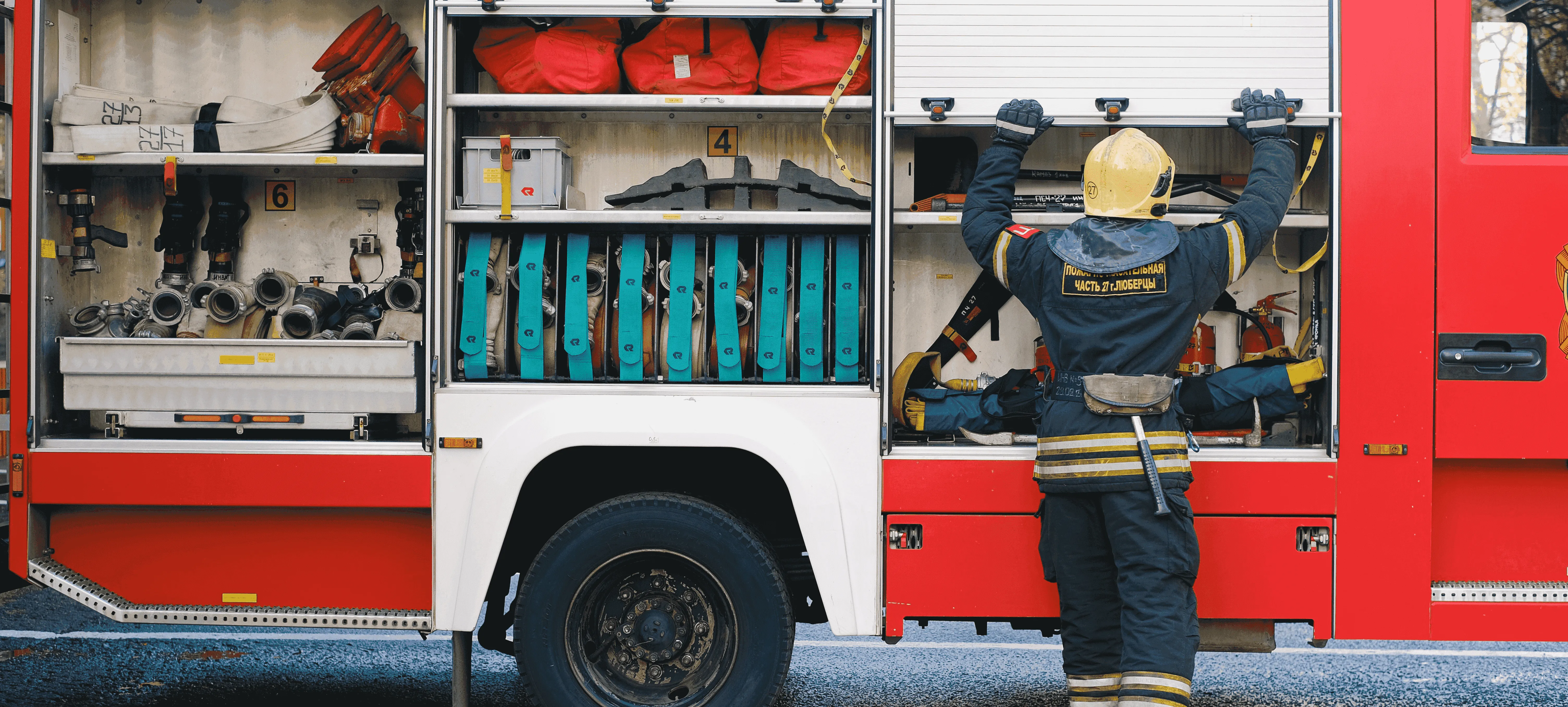camión de bomberos con un bombero