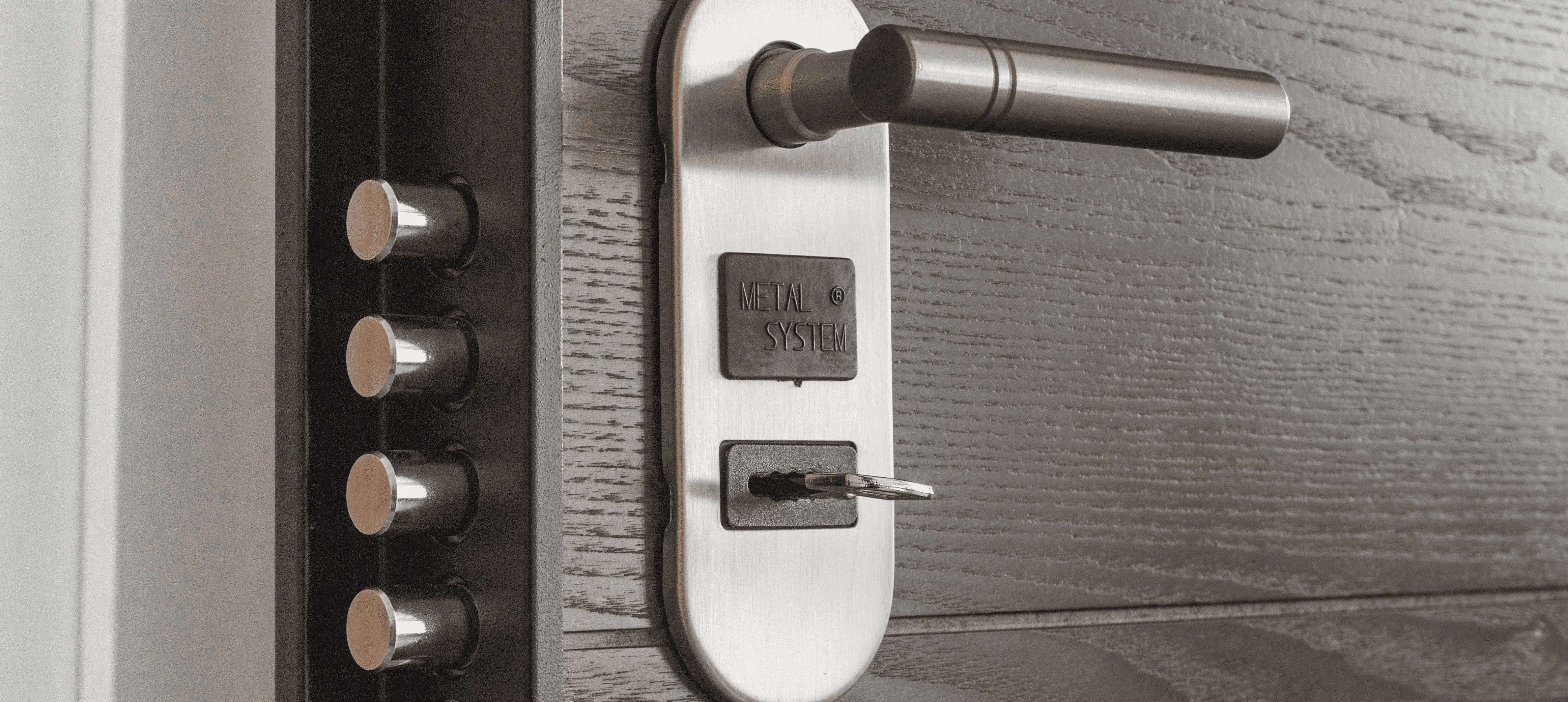 pomo de puerta principal con sistema de seguridad