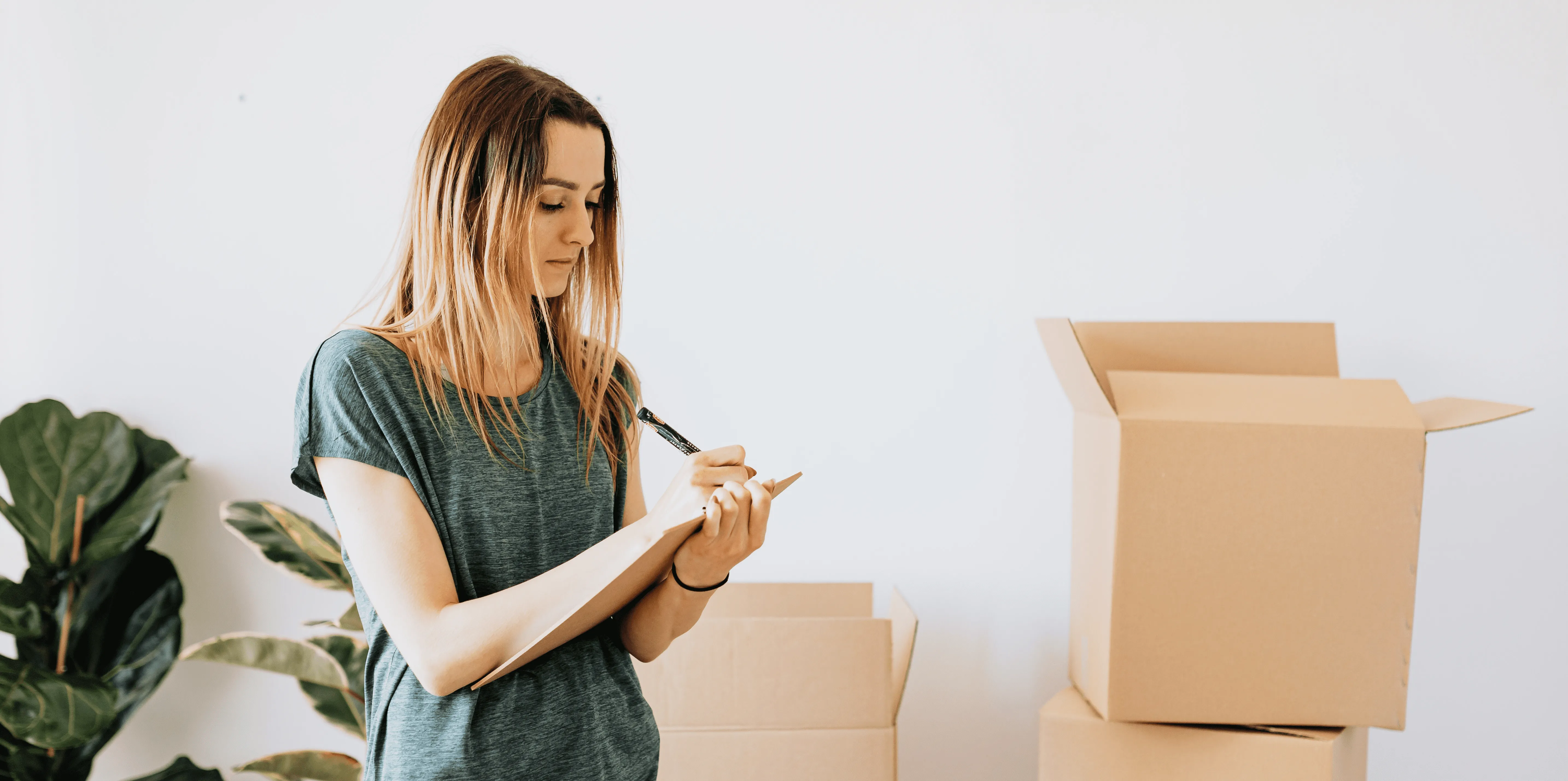 mujer con cajas de alquiler