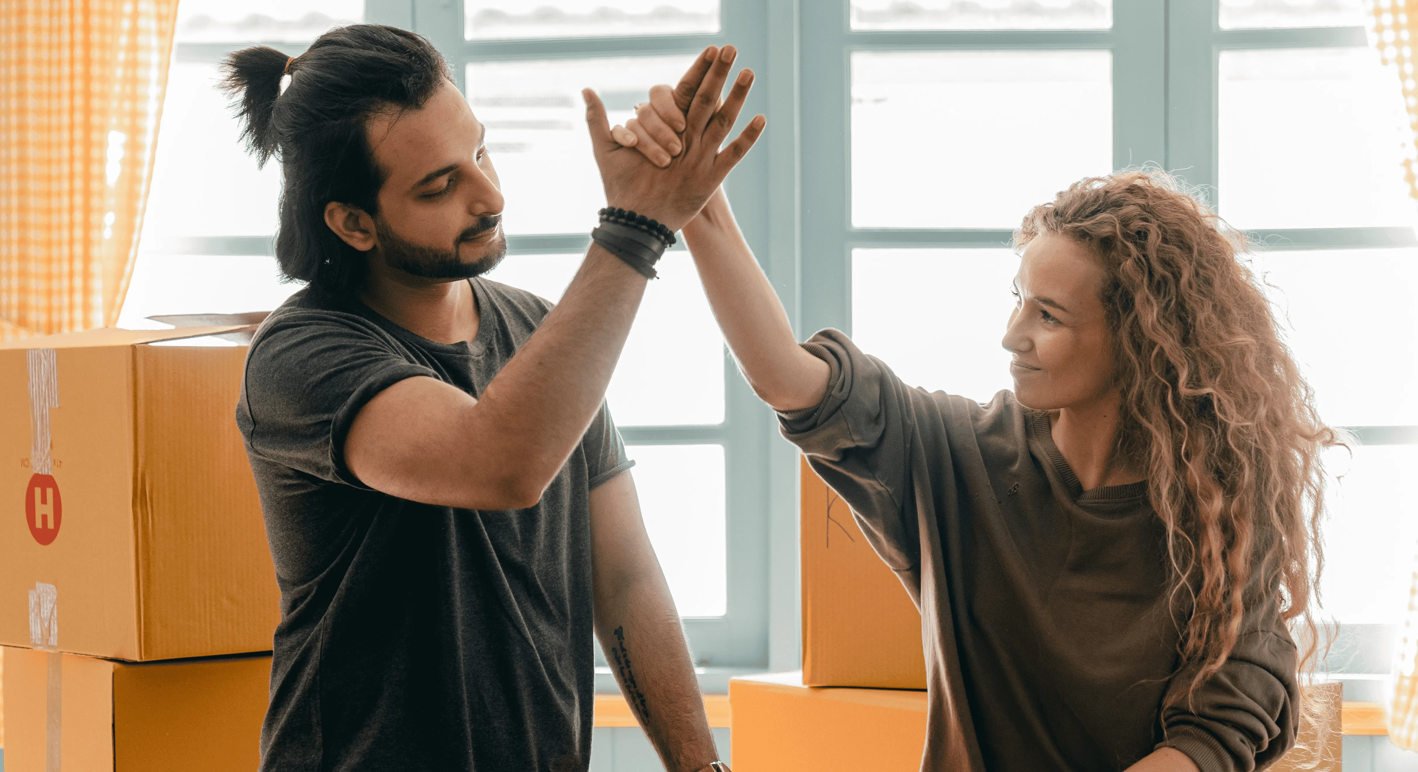 pareja_inquilino_feliz_chocando_manos