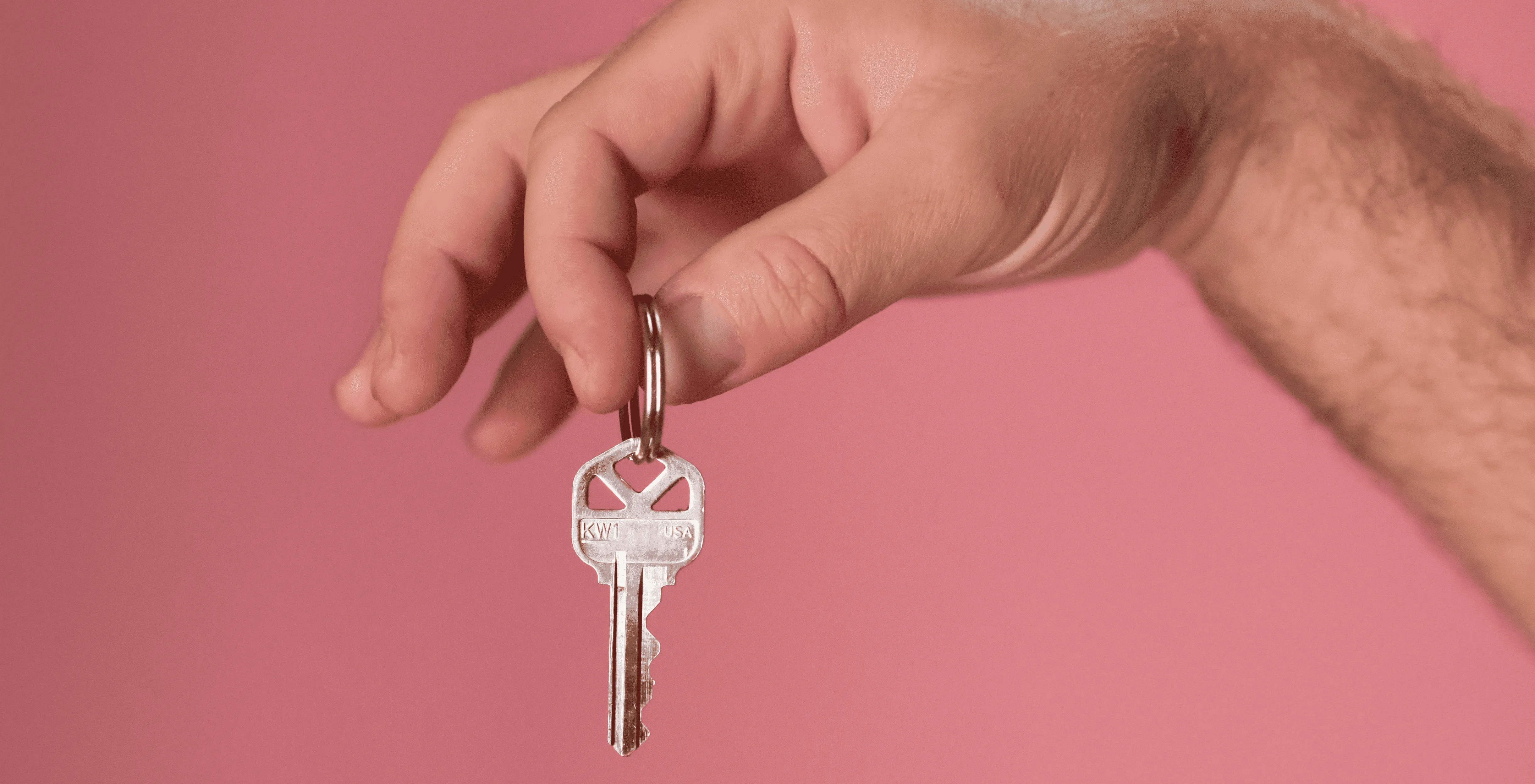 mano_hombre_sosteniendo_llave