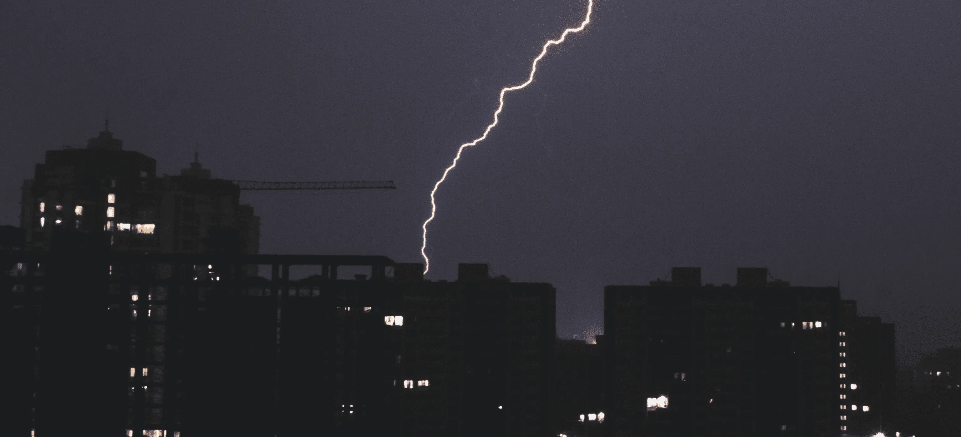 rayo-cayendo-edificio