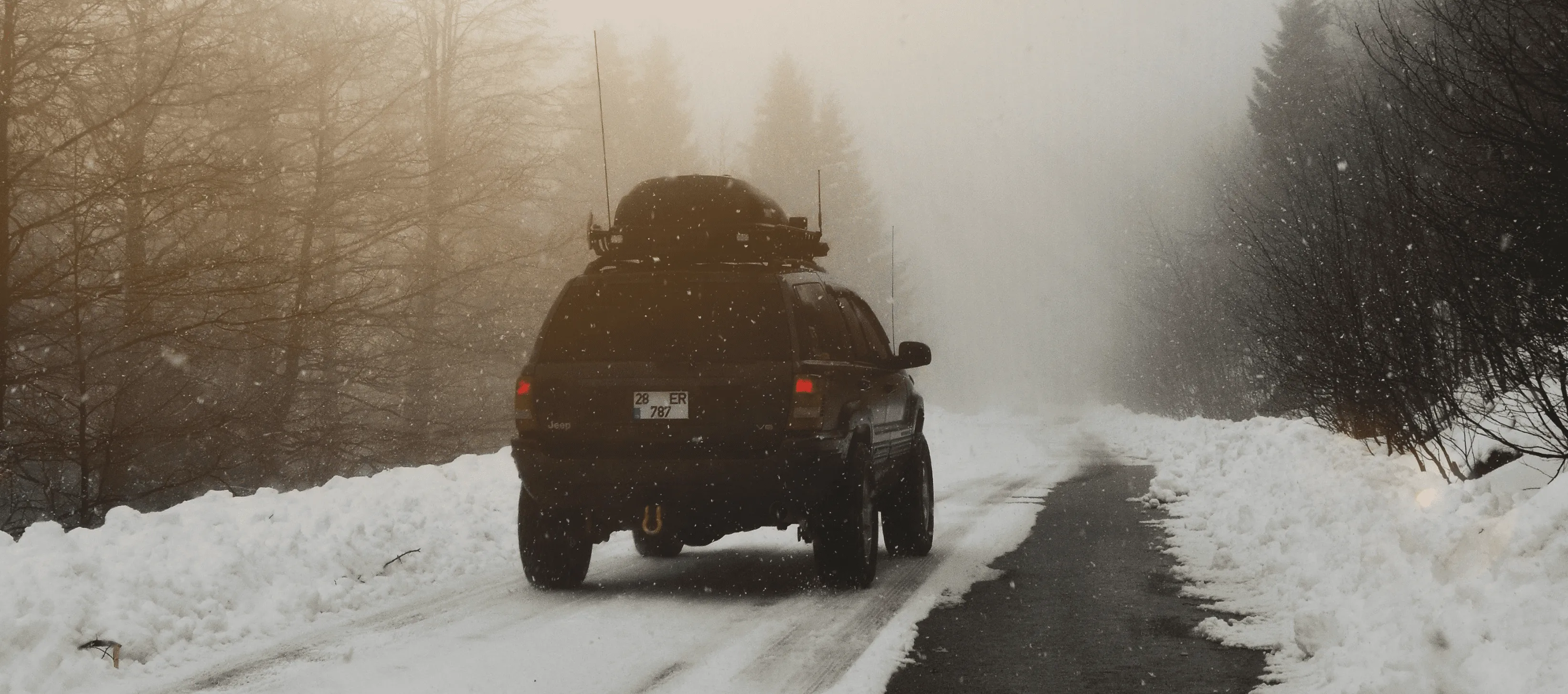 coche-conduciendo-carretera-nevada
