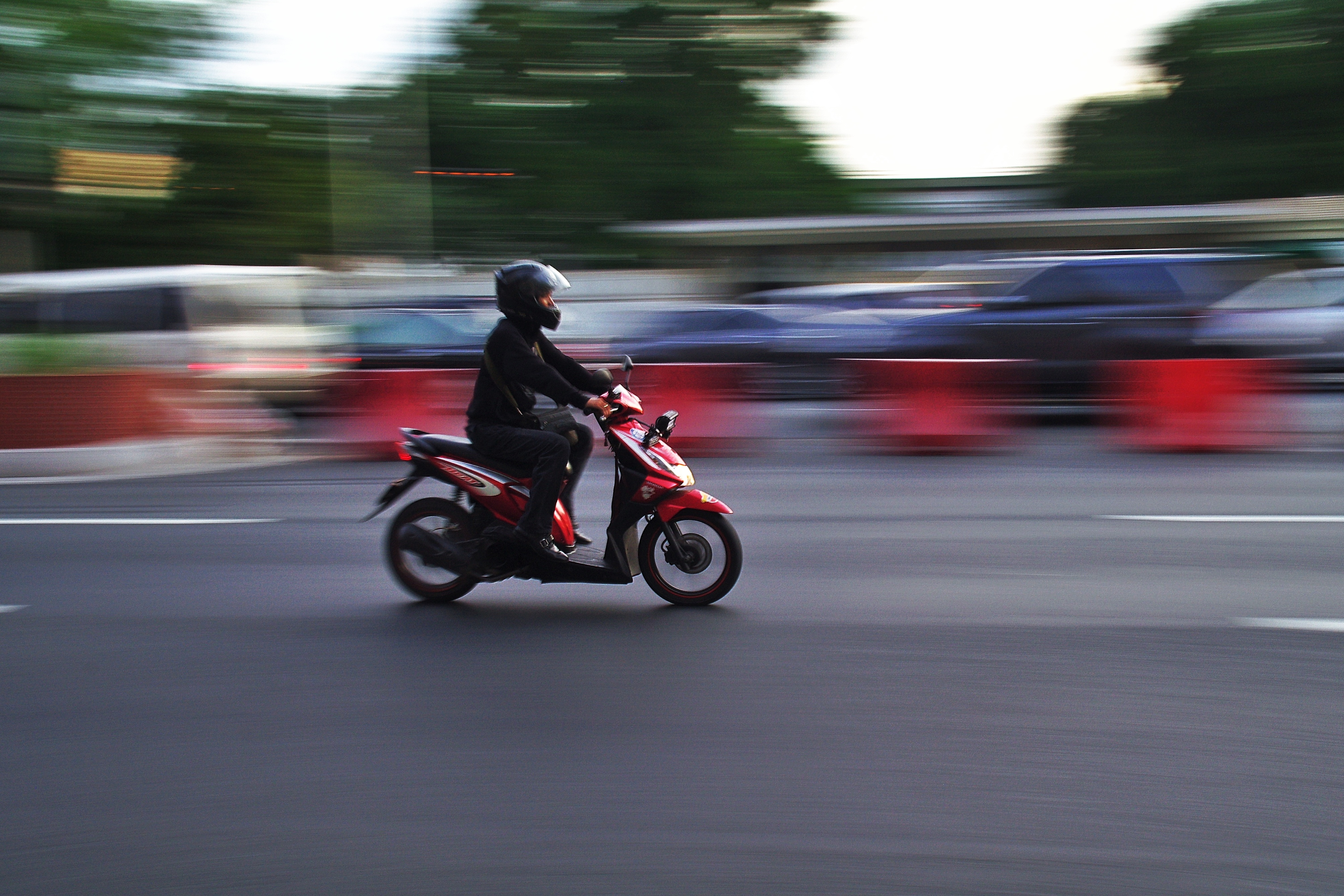moto conduce en calle urbana