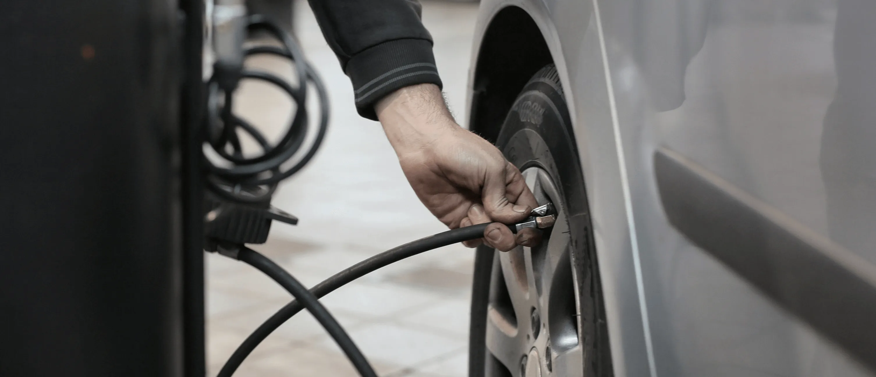 mano hinchando rueda de coche