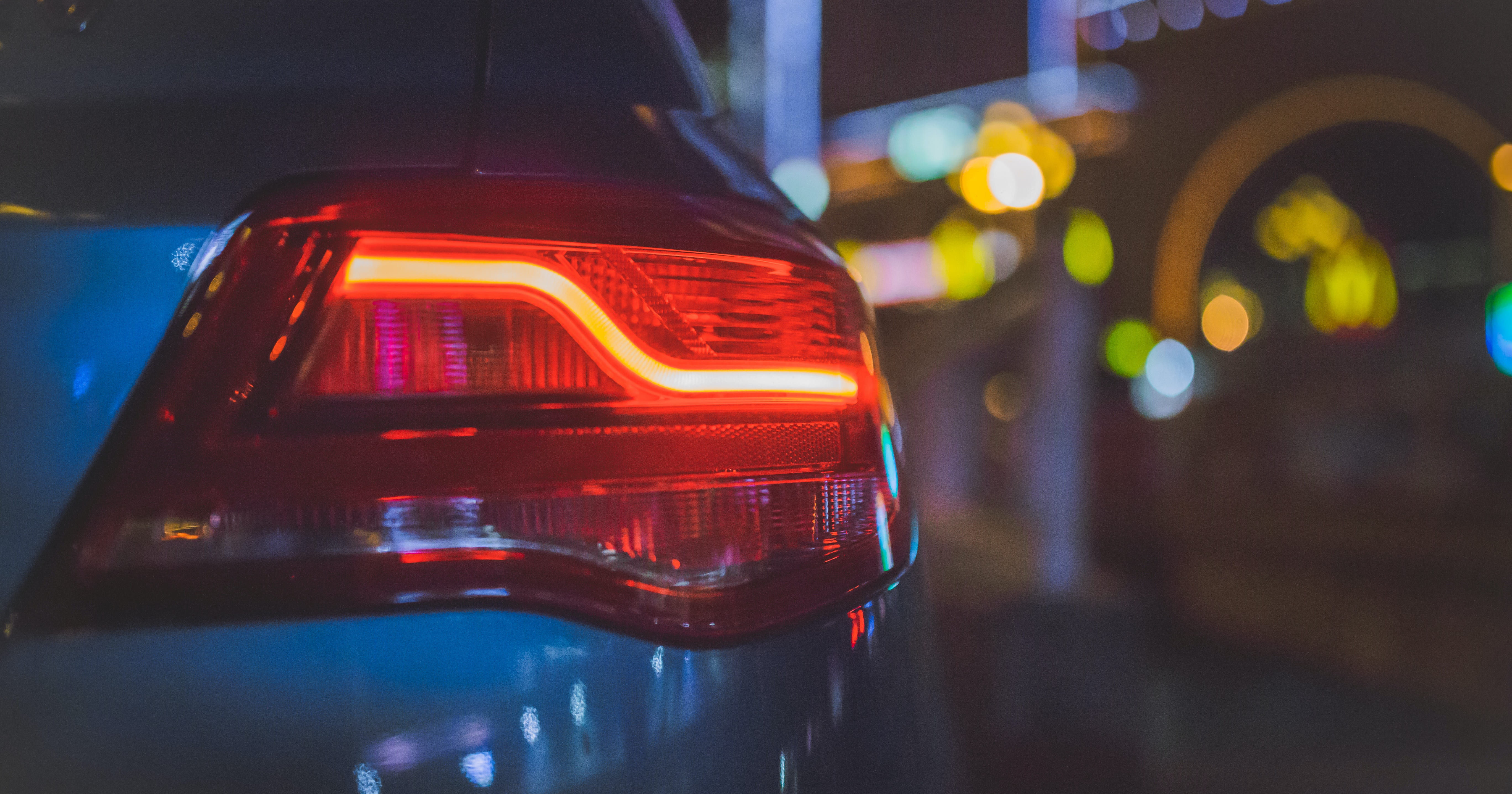 coche con luces encendida de noche