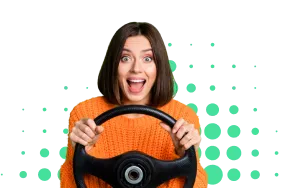 Mujer sonriente con suéter naranja sosteniendo un volante, mostrando entusiasmo y alegría.