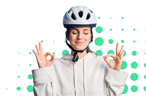 Mujer con casco de bicicleta sonriente, haciendo el gesto de "ok" con ambas manos, fondo con círculos verdes.