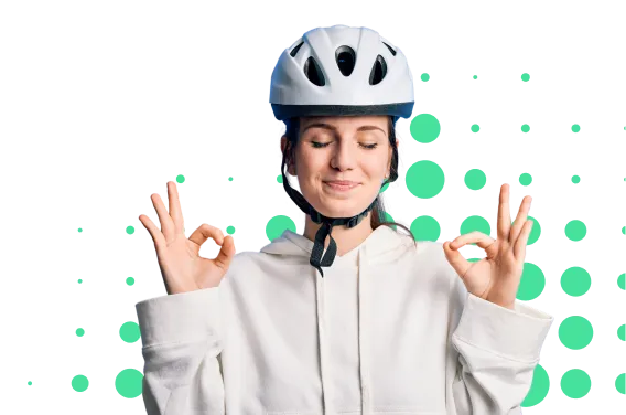 Mujer con casco de bicicleta sonriente, haciendo el gesto de "ok" con ambas manos, fondo con círculos verdes.