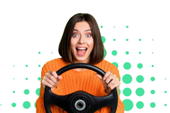 Mujer sonriente con suéter naranja sosteniendo un volante, mostrando entusiasmo y alegría. Fondo con puntos verdes.