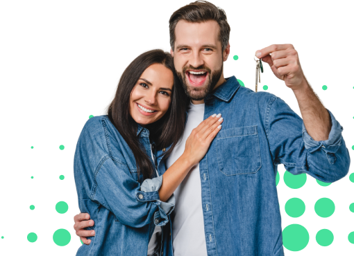 Pareja sonriente abrazándose, el hombre sostiene una llave, ambos visten camisas de mezclilla. Fondo con círculos verdes.