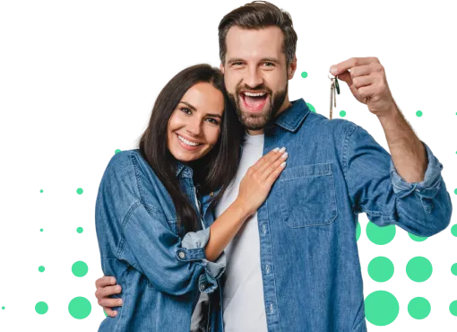 Pareja sonriente abrazándose, el hombre sostiene una llave, ambos visten camisas de mezclilla. Fondo con círculos verdes.