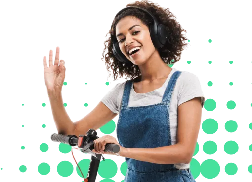 Joven con auriculares sonriente, saludando mientras sostiene un patinete, fondo con círculos verdes.