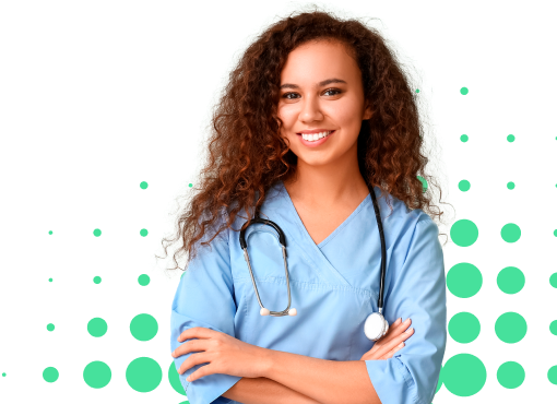 Mujer con cabello rizado y stethoscopio, sonriente, vestida con uniforme médico azul, fondo con círculos verdes.