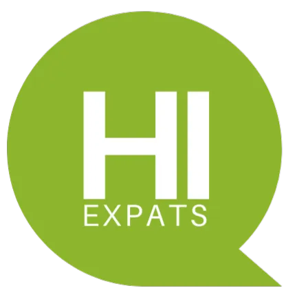 Texto en burbuja verde con las palabras "HI EXPATS" en letras blancas.