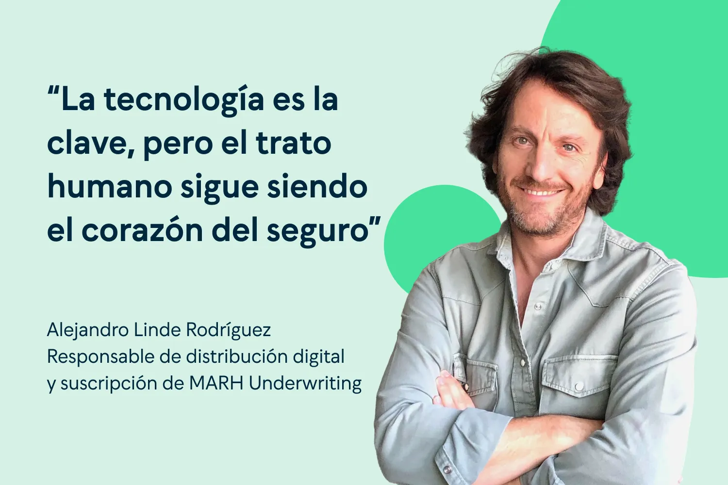 Cita sobre la importancia de la tecnología y el trato humano en el seguro, acompañada de la imagen de un hombre sonriente.