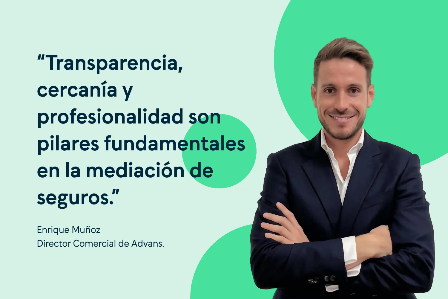 Cita sobre la importancia de la transparencia y profesionalidad en la mediación de seguros, acompañada de un retrato de Enrique Muñoz.