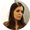 Mujer con cabello oscuro y lacio, mirando hacia un lado, con fondo neutro.