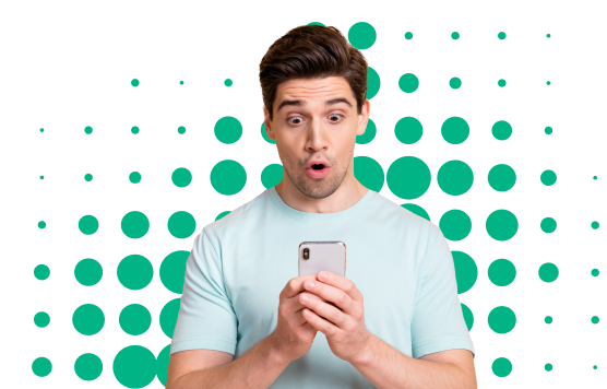 Hombre con camiseta clara mirando sorprendido su teléfono móvil, fondo con círculos en tonos verdes.