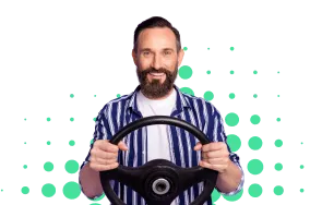 Hombre con barba y camisa a rayas sostiene un volante, sonriendo, sobre un fondo con círculos verdes.