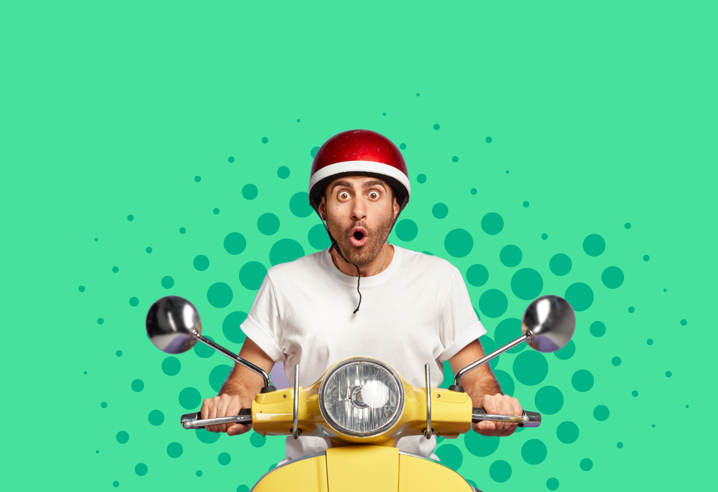 Hombre sorprendido con casco rojo, sosteniendo el manillar de una moto amarilla, sobre fondo verde con círculos.