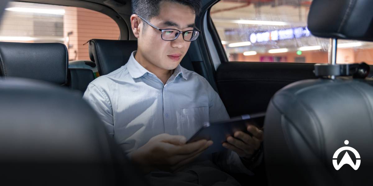 ผู้ชายกำลังตัดสินใจติดตั้งกล่อง GPS ติดรถ CARTRACK