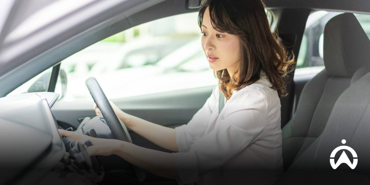 หญิงสาวใช้ GPS ติดรถเช่า ควรมีคุณสมบัติอะไรบ้าง