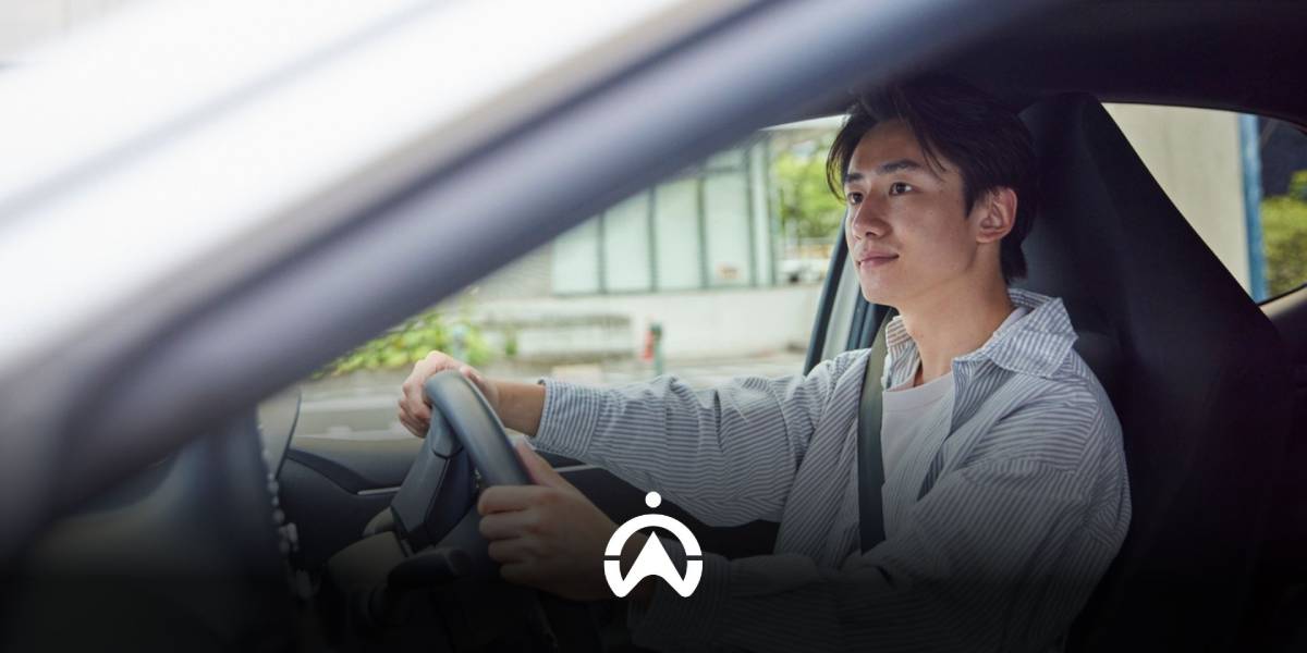 ผู้ชายขับรถนึกคำถามที่ควรถามก่อนติดตั้ง GPS ติดตามรถ