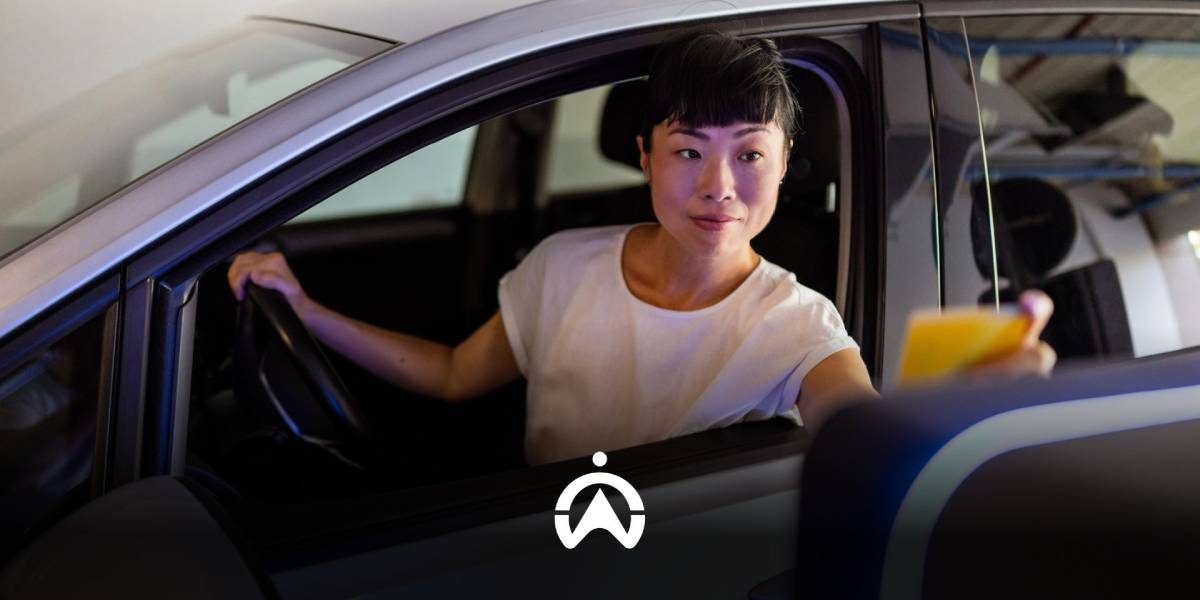 ผู้หญิงขับรถเข้ามาเตรียมตรวจสภาพรถ ตรอ