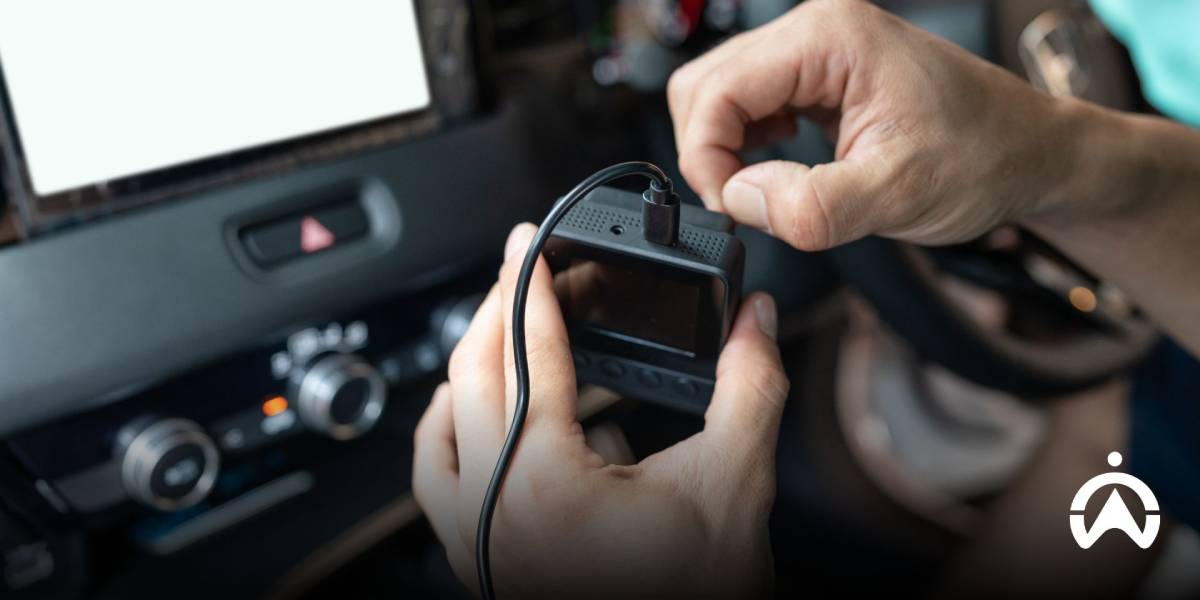 ผู้ใช้พยายามติดตั้งกล้องหน้ารถที่สั่งซื้อเองผ่านออนไลน์