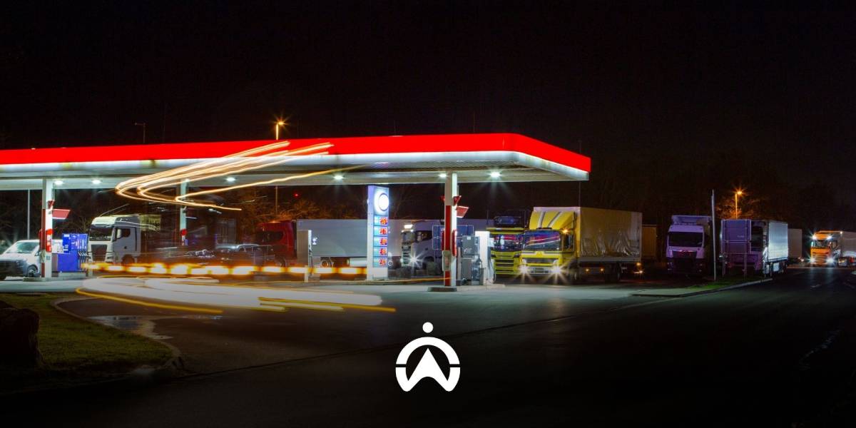 ปั๊มน้ำมันที่มีรถบรรทุกขนาดใหญ่ใช้บริการอยู่