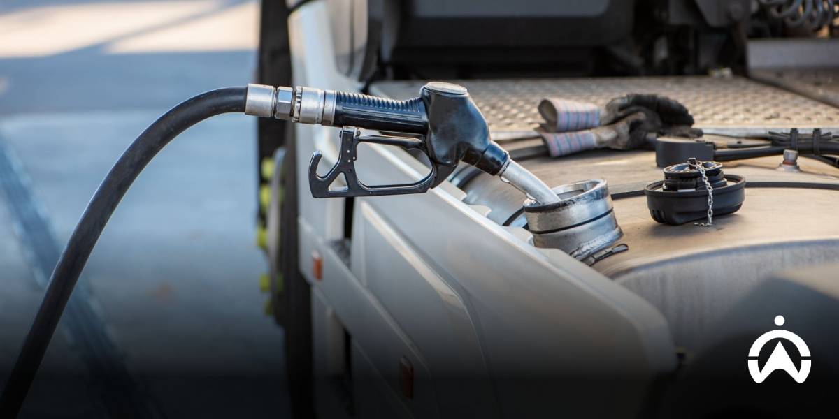 การเติมน้ำมันลงในถังน้ำมันของรถบรรทุกขนาดใหญ่