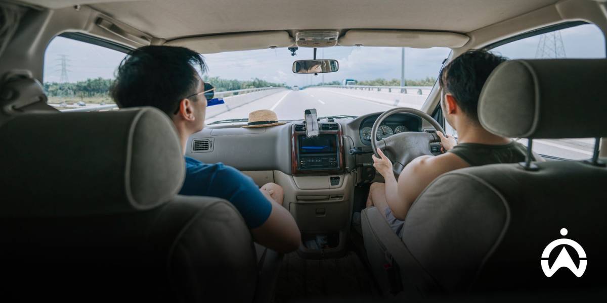 ผู้ชาย 2 คนกำลังขับรถเดินทางอยู่บนถนน