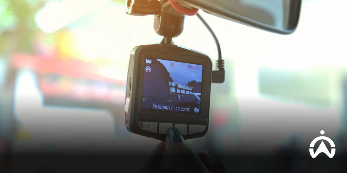 มือผู้หญิงกำลังปรับตำแหน่งของกล้องหน้ารถ