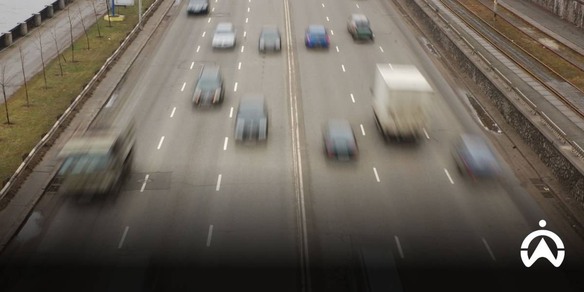 รถประะเภทต่าง ๆ ที่สัญจรไปมาบนถนนอย่างรวดเร็ว