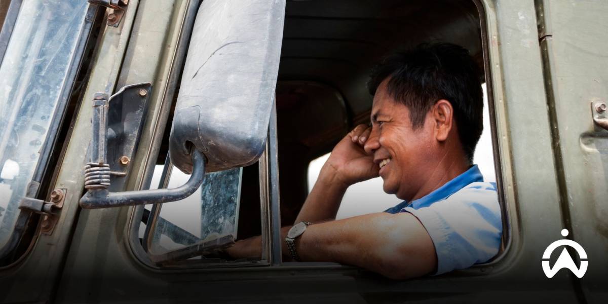 พนักงานขับรถกำลังคุยโทรศัพท์ขณะขับขี่