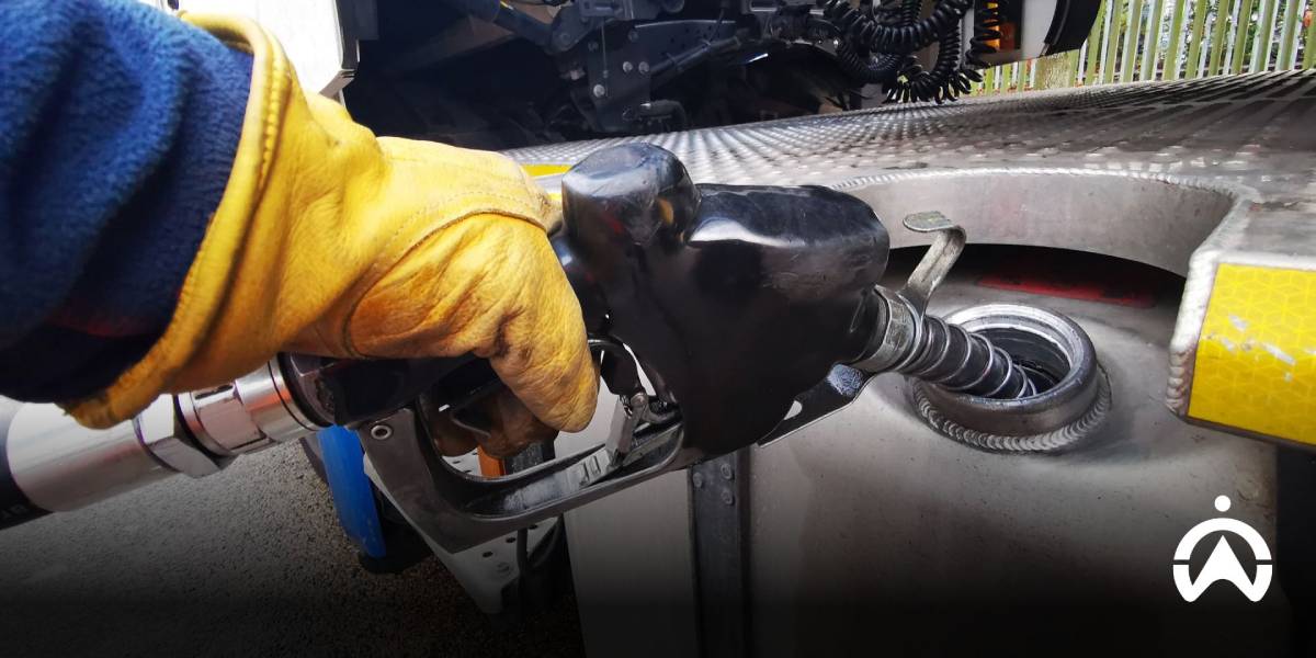 การเติมน้ำมันลงถังน้ำมันของรถบรรทุกขนาดใหญ่