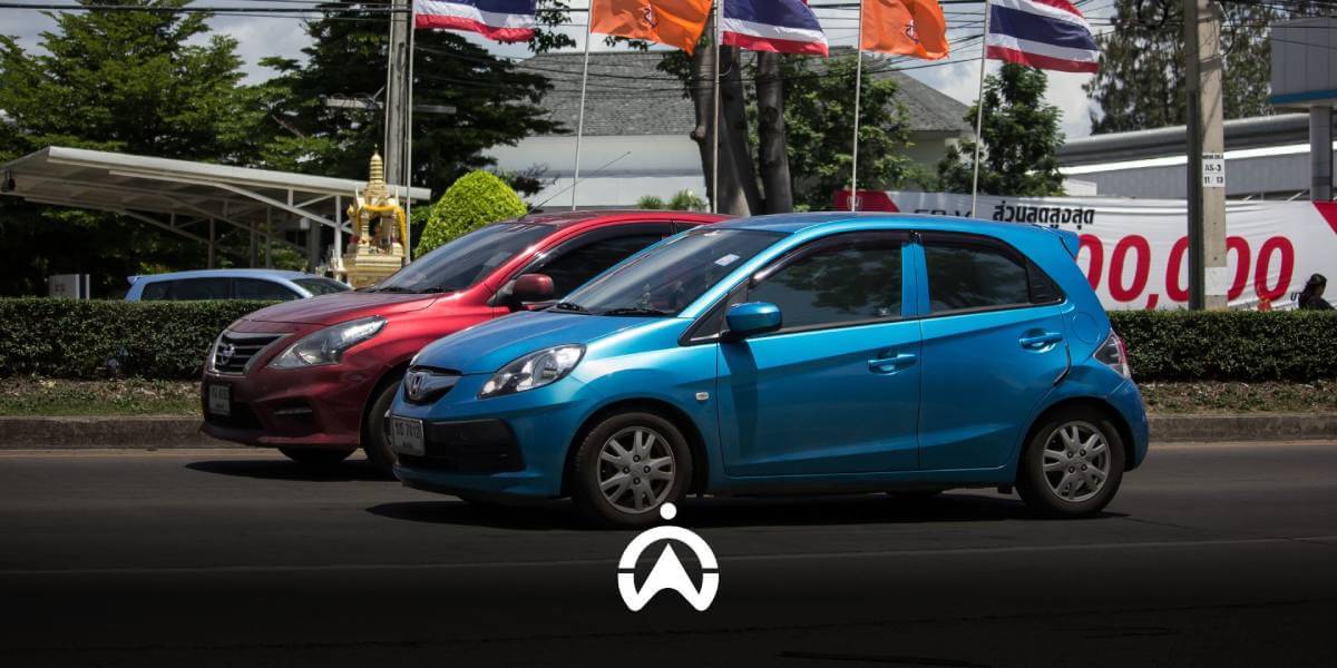 รถยนต์ 2 คันวิ่งอยู่บนถนนในไทย