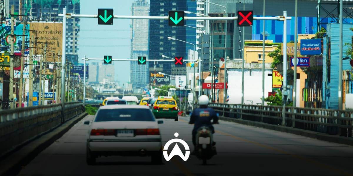 รถวิ่งบนถนนและปฏิบัติตามกฎจราจร