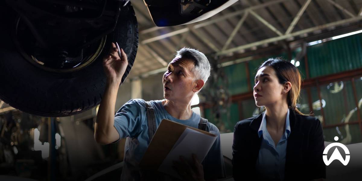 พนักงานชายกำลังอฑิบายตำแหน่งติดตั้ง GPS ติดตามรถให้ลูกค้า