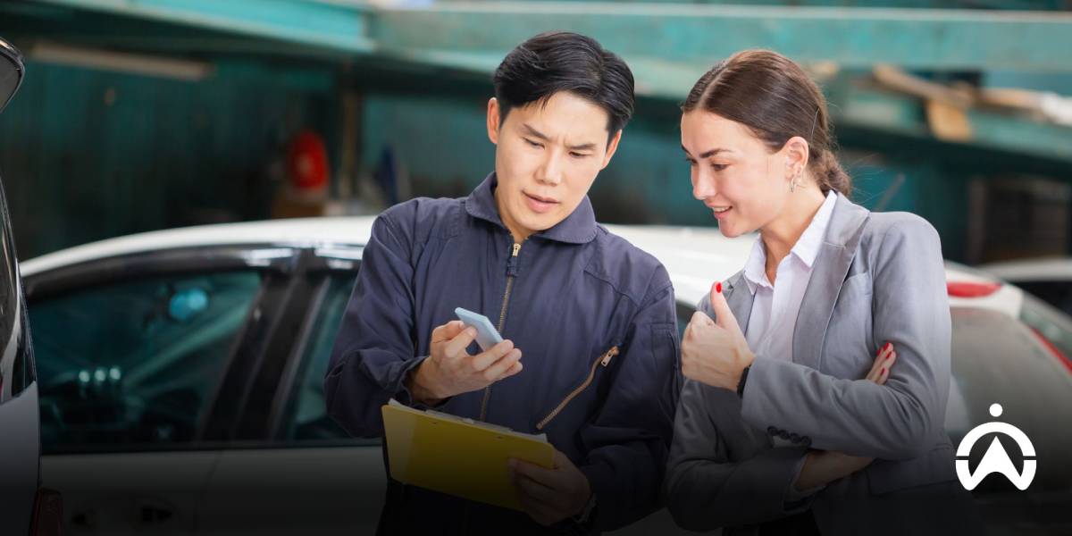 พนักงานติดตั้ง GPS ติดรถ กำลังอธิบายข้อมูลให้ลูกค้า