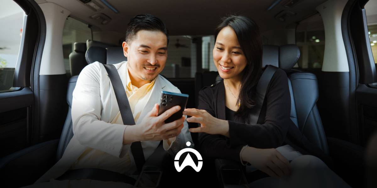 ชายหญิงสำลังเช็กตำแหน่ง GPS ติดตามรถผ่านโทรศัพท์มือถือ