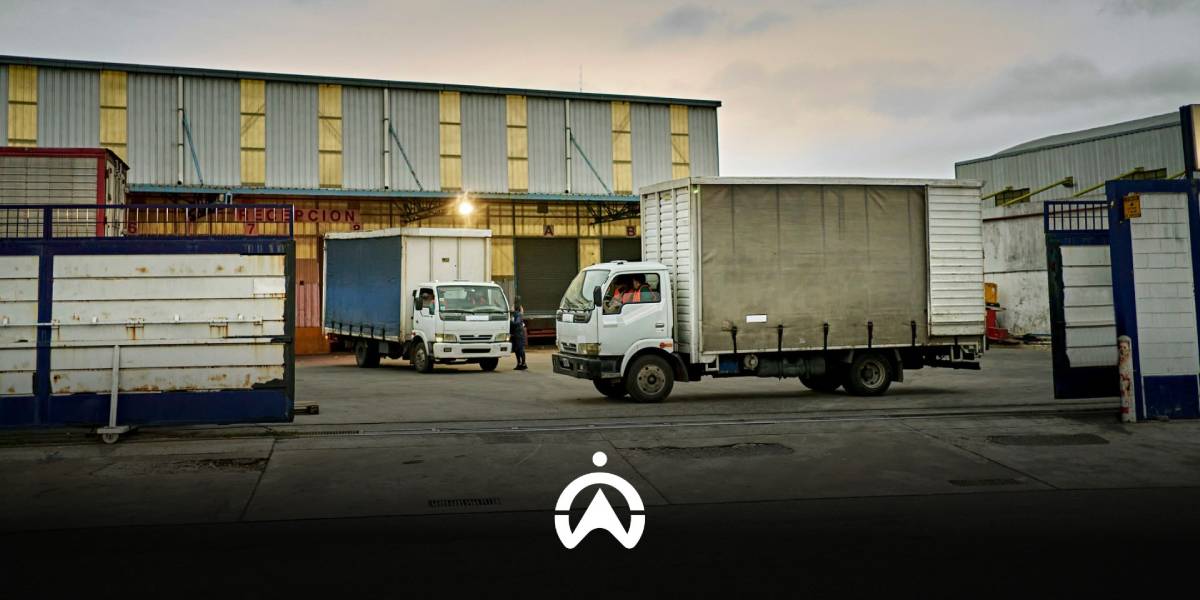 รถบรรทุกขนส่งในธุรกิจ เคลื่อนออกจากโกดังสินค้า