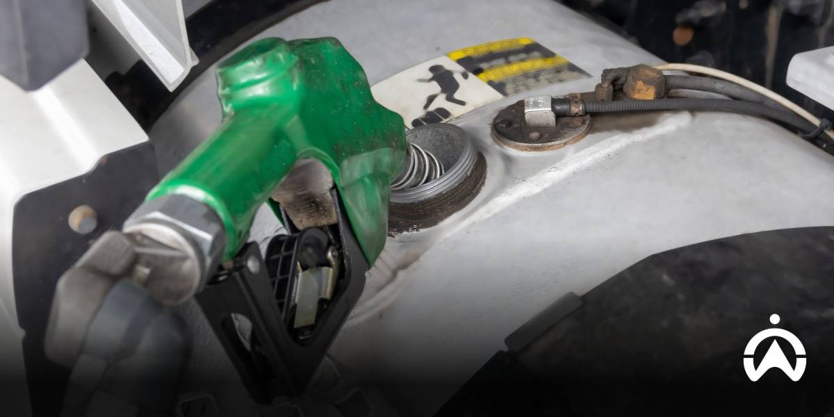 หัวจ่ายน้ำมันเชื้อเพลิงดีเซลกำลังเติมน้ำมันลงในถัง