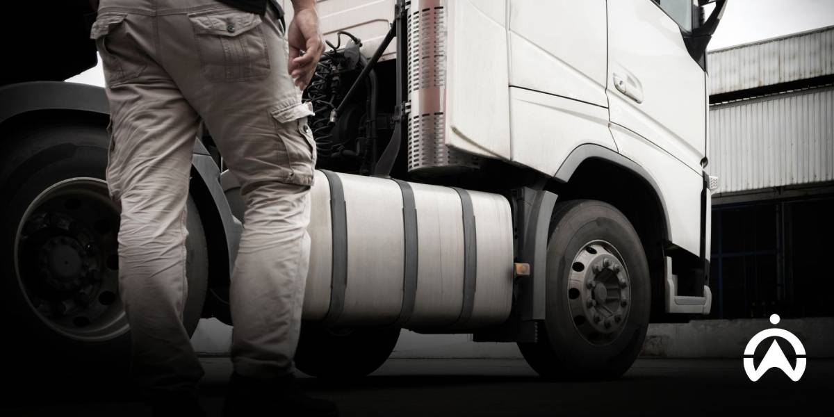 พนักงานขับรถทำท่ามีพิรุธขณะมองถังน้ำมันรถบรรทุก